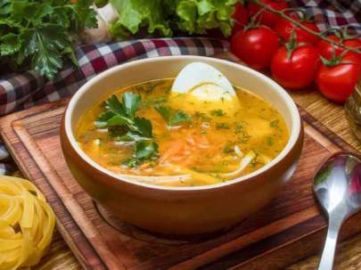 Куриный бульон с лапшой и яйцом